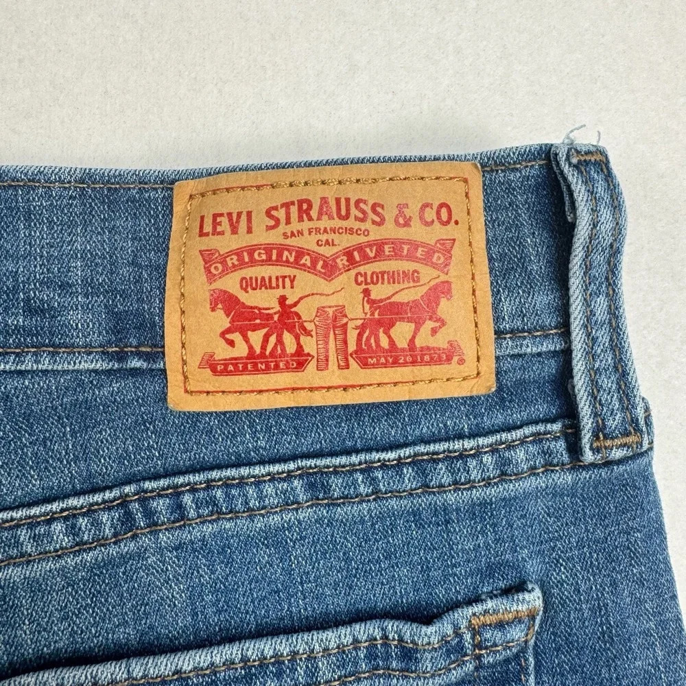 Levis Denim Jean Shorts 6 Inch Rise Womens Size 30 Medium Wash - Picture 10 of 11